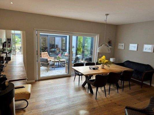 Wohnzimmer mit Blick zur Terrasse