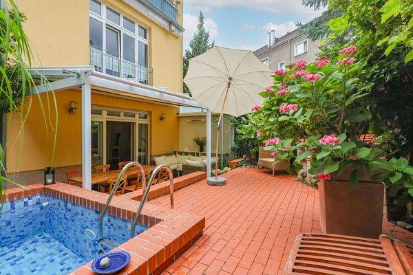 Garten mit Blick zum Haus.jpg