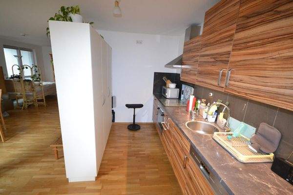 Moderne Küche mit Essbereich