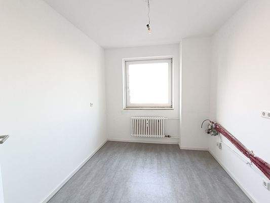 Helles Zimmer mit Fenster