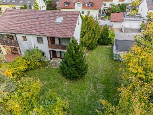 Hausansicht mit Garten