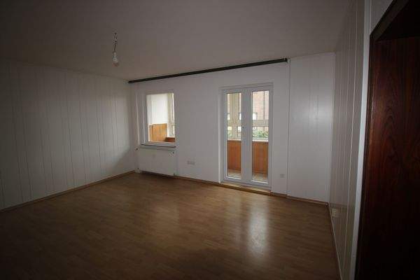 Wohnzimmer mit Zug. zum vergl. Balkon