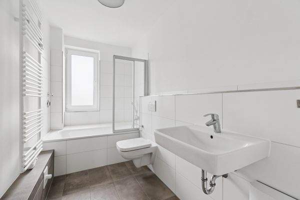 Großzügiges Badezimmer mit einer Badewanne zum Entspannen