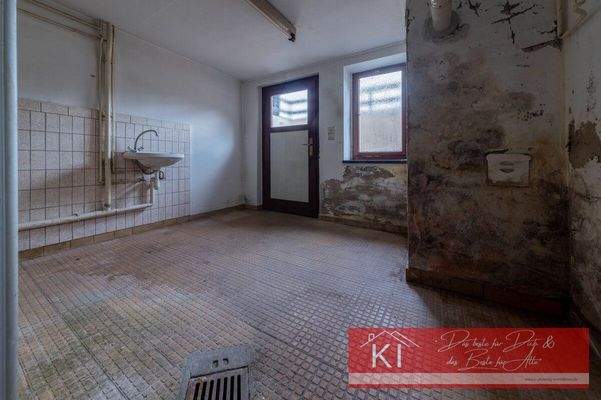 Waschhaus im Keller (Dusche/ Waschmaschinenanschluss) Ausgang zum Garten