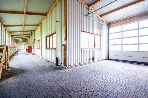 Überdachtes Außenlager mit Tor