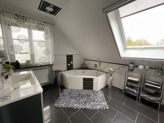 Bad mit Badewanne und Dusche