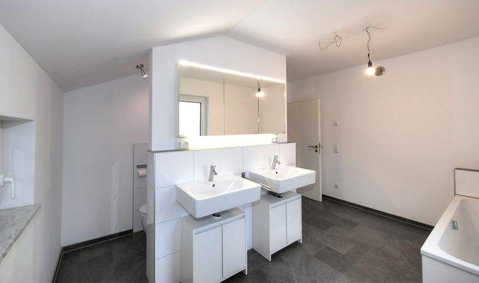 großes Badezimmer mit Badewanne, Dusche und abgeteiltem WC