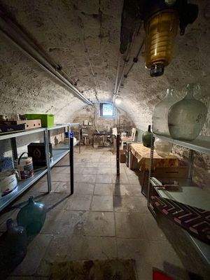 Gewölbekeller mit Hausanschlüssen