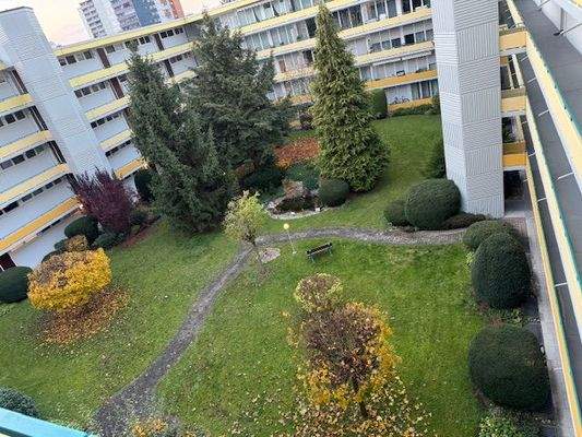 Innenhof von oben mit Teich