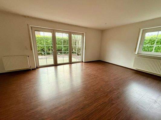 Wohnzimmer mit Zugang zur Terrasse