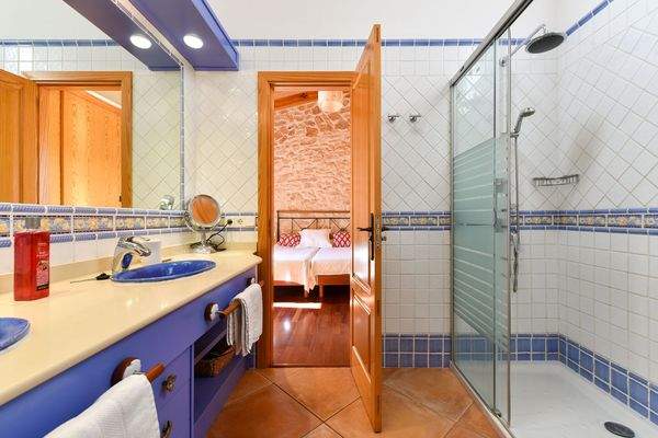 Eines von 4 Badezimmern