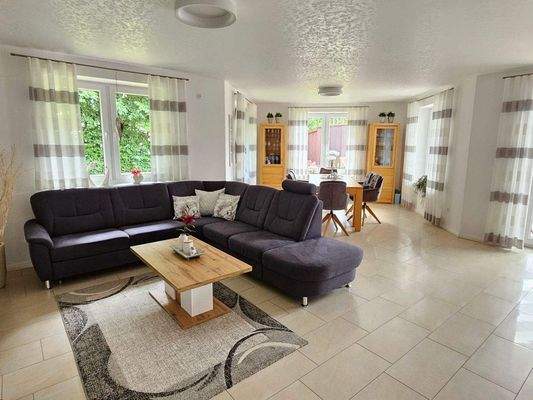 Schönes Wohn-/Esszimmer und Zugang zur Terrasse