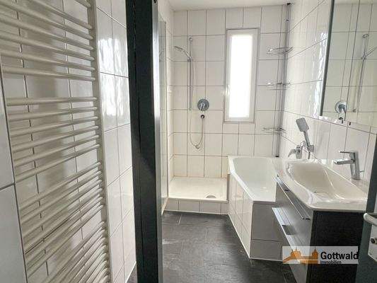 TL-Bad mit Dusche und Wanne