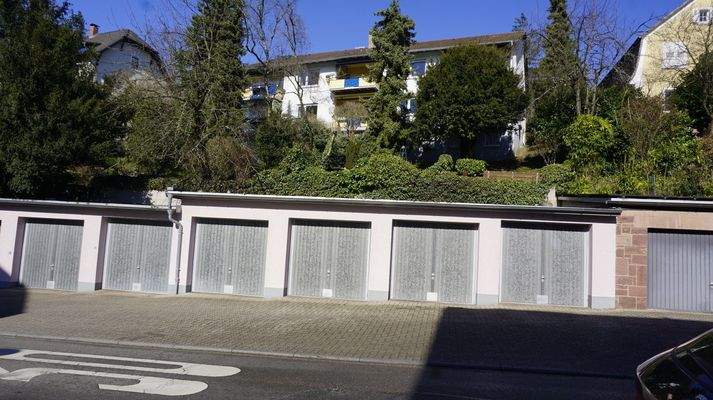 Die Garagen mit Gebäude