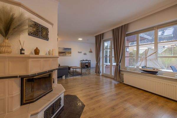 offener Wohn-und Essbereich mit Kamin