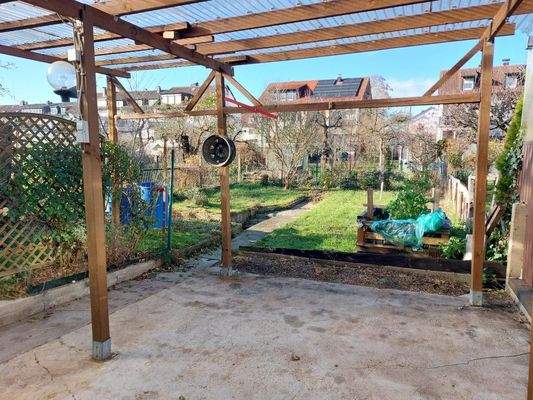 Überdachter Freisitz und Blick in den Garten