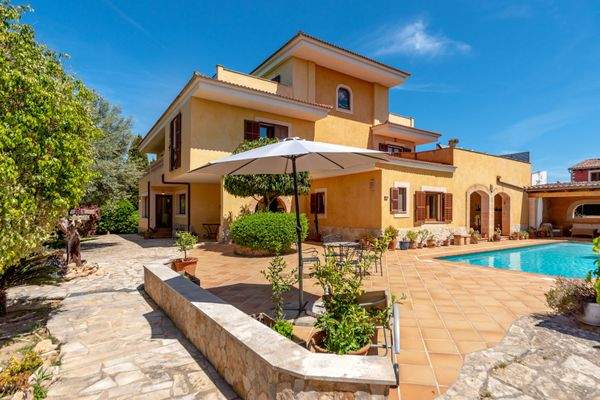 Sonniger Poolbereich mit Sonnenliegen