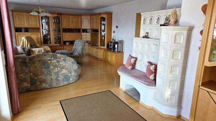 Wohnzimmer mit Kachelofen EG