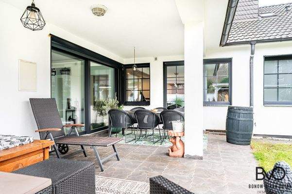 Überdachte Lounge-Terrasse