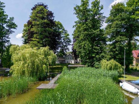 Blick vom Wasser auf das Haus