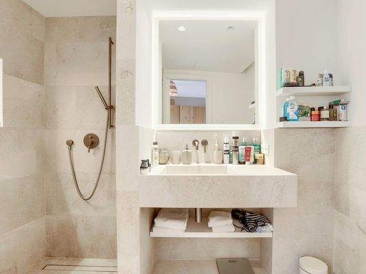 Bedroom 1 en suite.jpg