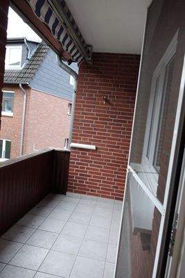 geflieste Loggia mit Markise.JPG