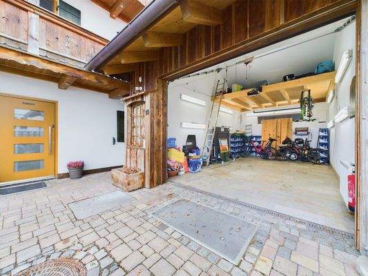 Hauseingang mit XXL-Garage