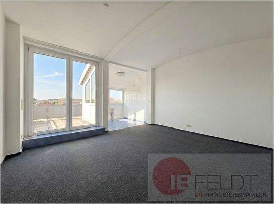 Zimmer 2 mit offener Küche und Terrasse