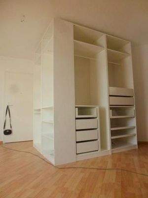 Schrank im Schlafbereich.