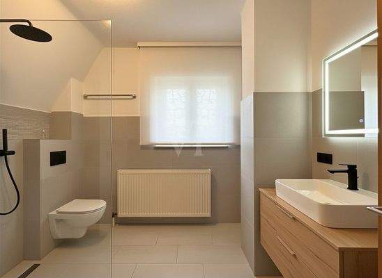 Wohnbeispiel: Tageslichtbad mit Dusche