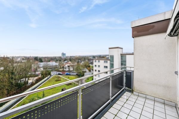 großer Balkon mit Weitblick