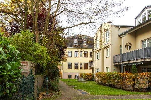 Zum Ensemble gehöriger Altbau