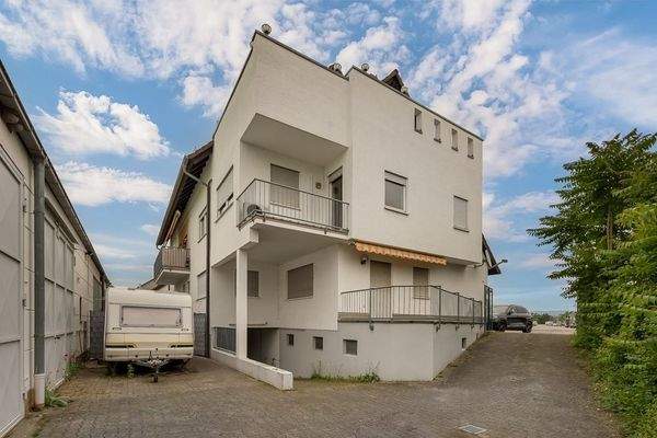 Rückansicht Gebäude und Halle