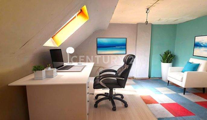 So könnte man den Raum als mögliches Büro einrichten