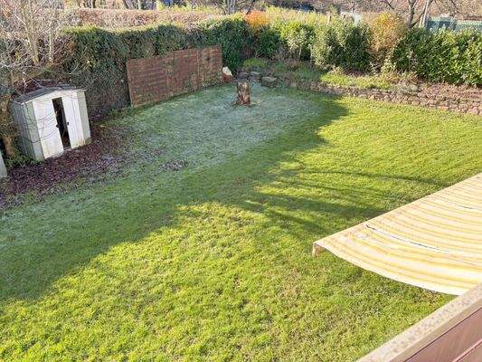 Gartenbereich mit gepflegter Grünfläche