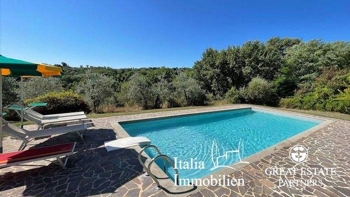 Typisches Bauernhaus mit Swimmingpool, Nebengebäude, Garten mit Olivenhain in Ortsnähe