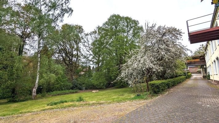 Südseite, am parkähnliches Grundstück .jpeg