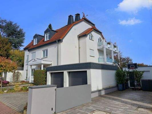 eigene Garage und PKW-Stellplatz