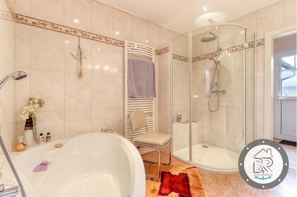 Modernes Badezimmer im Erdgeschoss