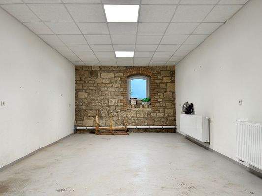 große Garage (2 PKW-Stellplätze) im EG