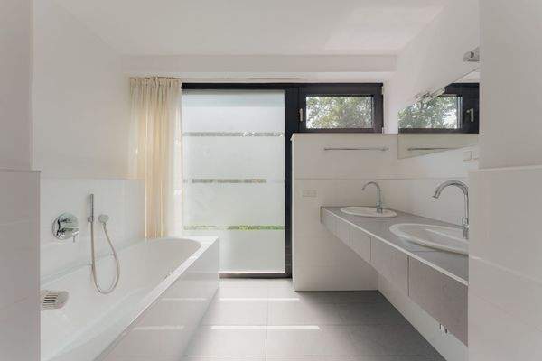 Bad mit Wanne u. Dusche