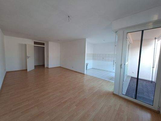 Wohn-Essbereich mit Balkon_Ansicht 2.jpg