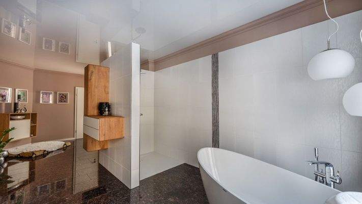 Exklusives Tageslichtbadezimmer im Erdgeschoss