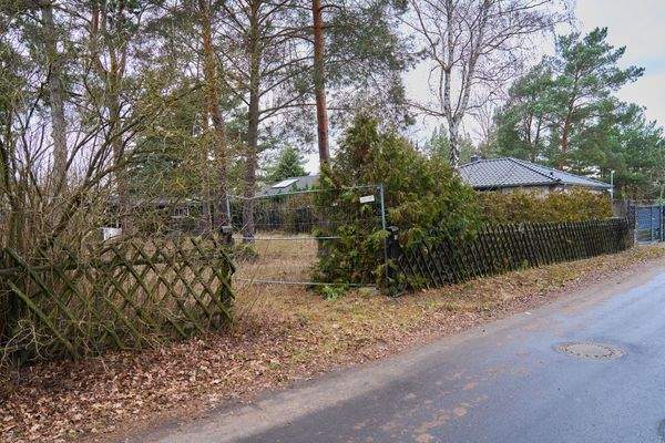 Straßenfront und Grundstückszugang