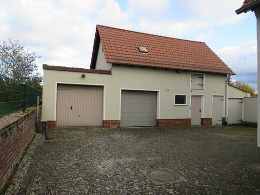 Innenhof mit Garagen