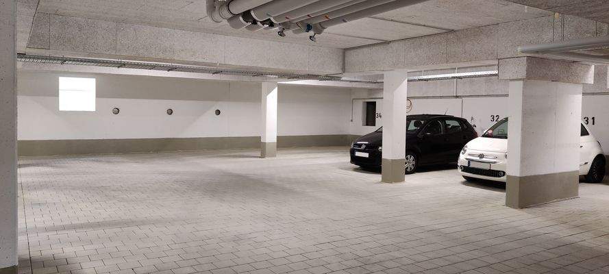 Großzügige helle Tiefgarage