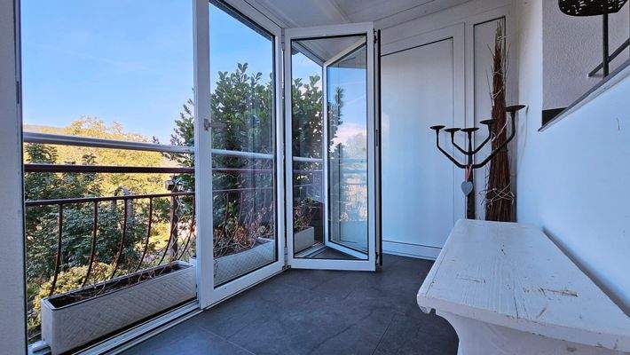 Keller mit Gartenblick