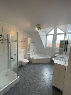 Hauptbad mit Dusche und Badewanne