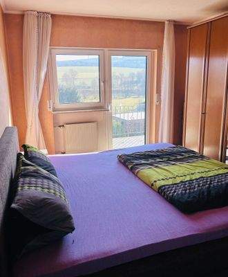 Schlafzimmer OG mit Zugang Balkon