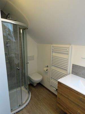Dusche - WC mit Handtuchheizkörper ELW